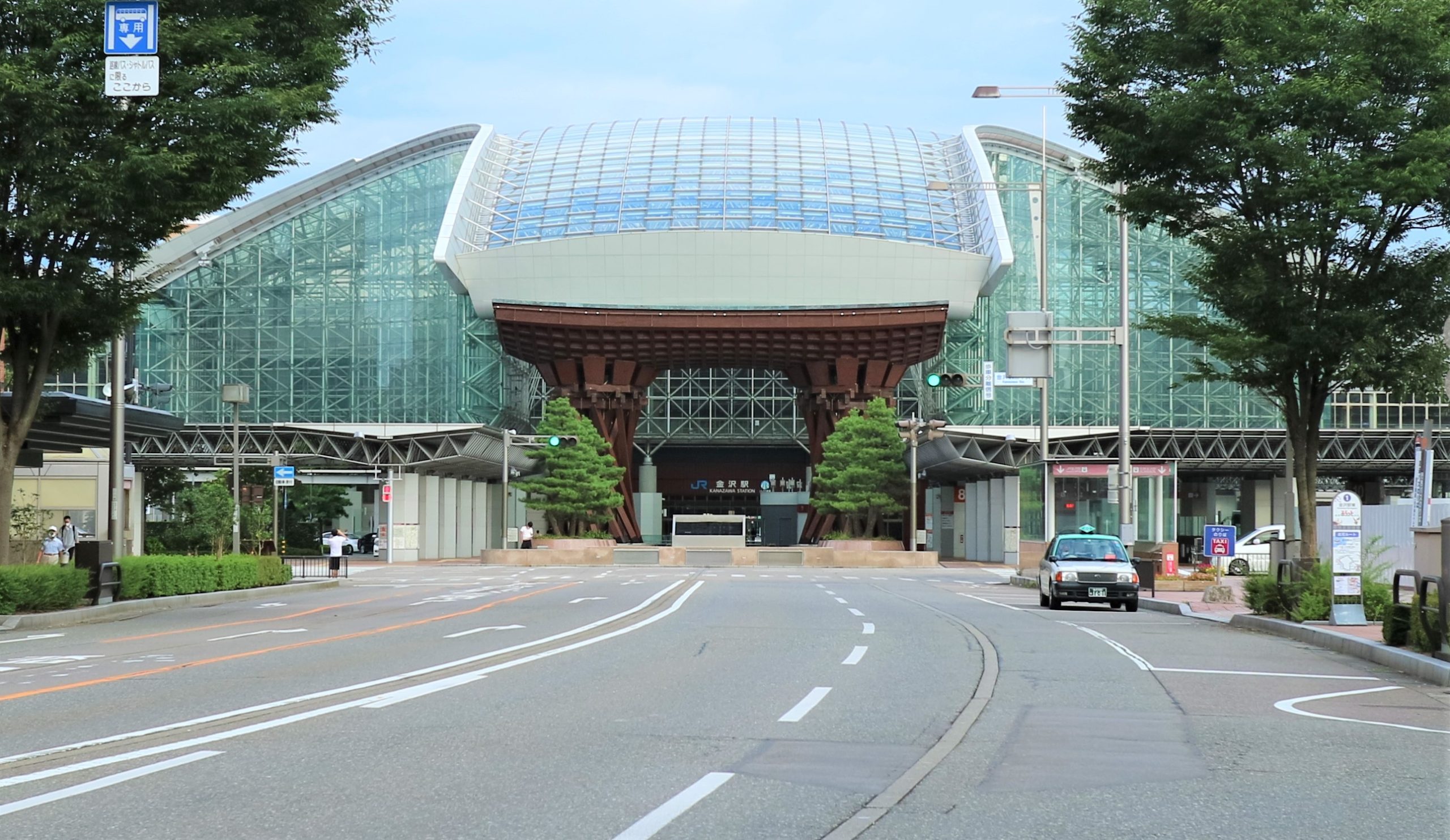 金沢駅 地下広場・新幹線ホーム(2000年施工)
